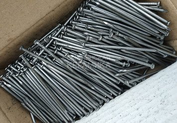 2000 Гвозди в коробке 6 кг коричневые, черные (9шт./м2) 1