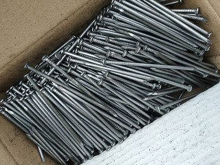 500 Гвозди в коробке 1,5 кг коричневые, черные(9шт./м2)